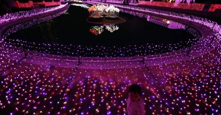 8nov2014---uma-crianca-anda-em-volta-de-iluminacao-de-natal-em-parque-de-diversoes-em-toquio-japao-a-decoracao-usa-tres-milhoes-luzes-para-compor-a-decoracao-Tóquio